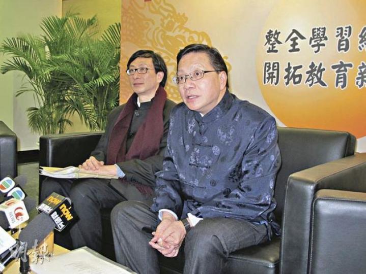 教院昨舉行傳媒春茗,校長張炳良(右)表示,稍後會約見教育局,商討教院正名時間表,期望教院能盡快正名大學。圖左為教院副校長李子建(學術)。(蕭輝浩攝) 教院昨舉行傳媒春茗,校長張炳良(右)表示,稍後會約見教育局,商討教院正名時間表,期望教院能盡快正名大學。圖左為教院副校長李子建(學術)。(蕭輝浩攝)