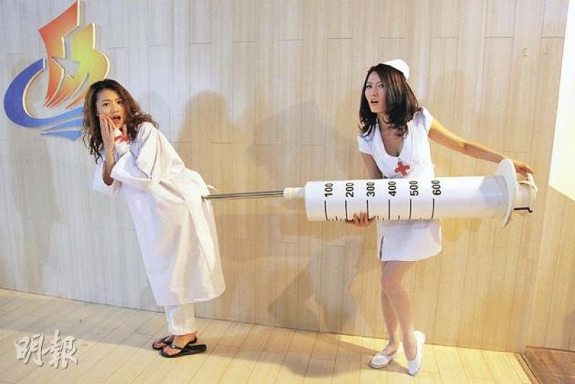 徐潔兒(右)將巨型針筒拮周秀娜(左)的pat pat。(攝影﹕娛樂組) 徐潔兒(右)將巨型針筒拮周秀娜(左)的pat pat。(攝影﹕娛樂組)