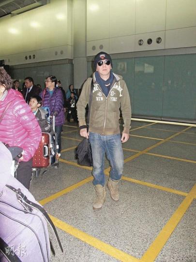 黃秋生知道母親中風入院,即急急從內地趕返港探望。(攝影﹕娛樂組) 陳冠希昨晨返港,見到傳媒也禮貌地打招呼。(攝影﹕娛樂組) 黃秋生知道母親中風入院,即急急從內地趕返港探望。(攝影﹕娛樂組) 陳冠希昨晨返港,見到傳媒也禮貌地打招呼。(攝影﹕娛樂組)