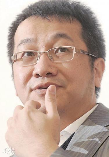 黃國英指不論股市或樓市,貪婪與恐懼是投資者最大敵人,因此下月在新伊館會以此為題,舉辦大型投資講座,大談如何戰勝貪婪與恐懼。(劉焌陶攝) 黃國英指不論股市或樓市,貪婪與恐懼是投資者最大敵人,因此下月在新伊館會以此為題,舉辦大型投資講座,大談如何戰勝貪婪與恐懼。(劉焌陶攝)
