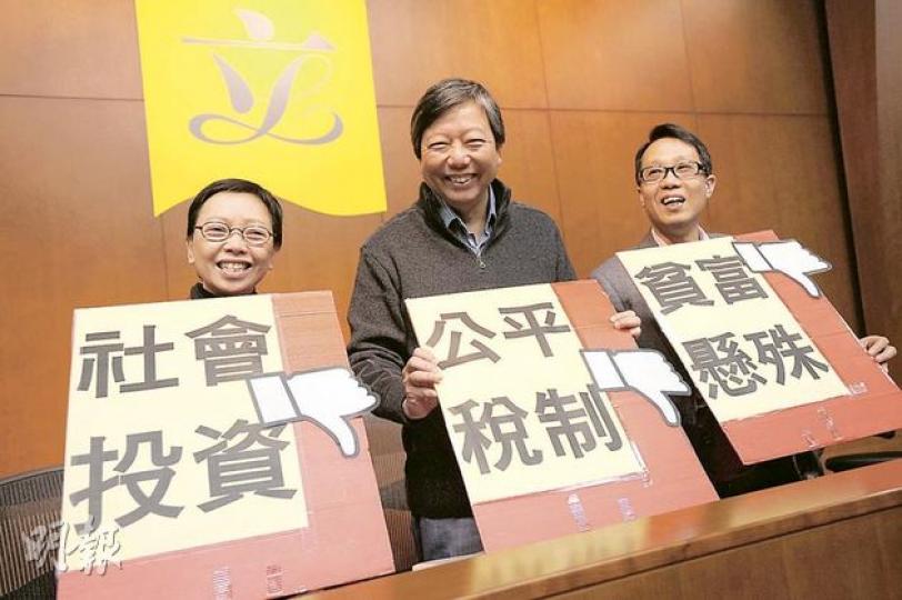 工黨轟預算案對社會投資、公平稅制及改善貧富懸殊等議題毫無着墨,指若政府不修訂,將難以支持這份預算案。左起為何秀蘭、主席李卓人及張國柱。(何家達攝) 民主黨歡迎預算案採納他們提出的多項稅務建議,亦形容政府決定注資100億到撒瑪利亞基金是「一大突破」,但批評未有提出足夠措施關顧N無者。左起為張文光、李永達、署任主席劉慧卿、李華明、黃成智、甘乃威及涂謹申。(何家達攝) 民建聯認為今次預算案的「促經濟 保就業」方向正確,對中產及中小企業提出多方面援助措施,但扶貧力度稍嫌不足。左起為李慧琼、譚耀宗及陳鑑林 工黨轟預算案對社會投資、公平稅制及改善貧富懸殊等議題毫無着墨,指若政府不修訂,將難以支持這份預算案。左起為何秀蘭、主席李卓人及張國柱。(何家達攝) 民主黨歡迎預算案採納他們提出的多項稅務建議,亦形容政府決定注資100億到撒瑪利亞基金是「一大突破」,但批評未有提出足夠措施關顧N無者。左起為張文光、李永達、署任主席劉慧卿、李華明、黃成智、甘乃威及涂謹申。(何家達攝) 民建聯認為今次預算案的「促經濟 保就業」方向正確,對中產及中小企業提出多方面援助措施,但扶貧力度稍嫌不足。左起為李慧琼、譚耀宗及陳鑑林