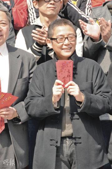 俞琤右手無名指上的疑似訂情戒指成為亮點。(攝影:黃梓烜、梁迺楠) 一向女強人姿態的何超瓊從歐洲返港,笑口盈盈,左手一直插在口袋裏,神神秘秘。(攝影:黃梓烜、梁迺楠) 俞琤在商台團拜中被記者虎視眈眈盯着,她仍保持笑容。(攝影:黃梓烜、梁迺楠) 春風吻在超瓊臉上,即使被記者追訪,她仍笑容滿面。(攝影:黃梓烜、梁迺楠) 商台主席何驥與副主席俞琤在團拜活動為金龍點晴。(攝影:黃梓烜、梁迺楠) 潘小濤(前左)大膽祝俞琤旅遊開心。(攝影:黃梓烜、梁迺楠) 俞琤右手無名指上的疑似訂情戒指成為亮點。(攝影:黃梓烜、梁迺楠) 一向女強人姿態的何超瓊從歐洲返港,笑口盈盈,左手一直插在口袋裏,神神秘秘。(攝影:黃梓烜、梁迺楠) 俞琤在商台團拜中被記者虎視眈眈盯着,她仍保持笑容。(攝影:黃梓烜、梁迺楠) 春風吻在超瓊臉上,即使被記者追訪,她仍笑容滿面。(攝影:黃梓烜、梁迺楠) 商台主席何驥與副主席俞琤在團拜活動為金龍點晴。(攝影:黃梓烜、梁迺楠) 潘小濤(前左)大膽祝俞琤旅遊開心。(攝影:黃梓烜、梁迺楠)