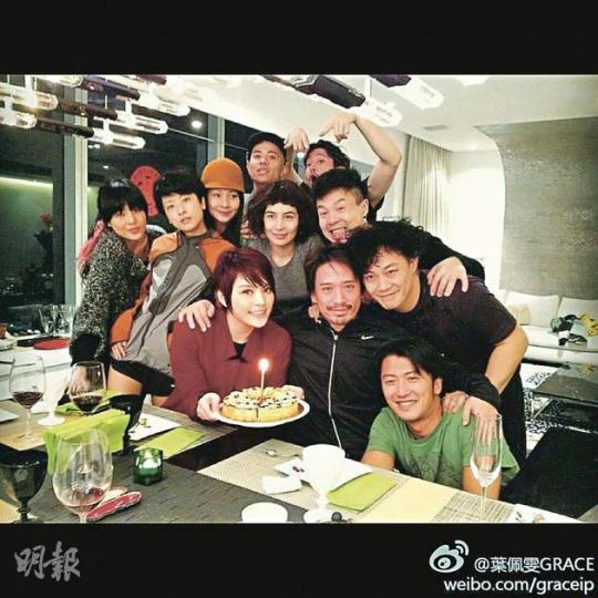 葉佩雯生日與老公郭偉亮及一大班好友慶祝。(微博圖片) 葉佩雯生日與老公郭偉亮及一大班好友慶祝。(微博圖片)