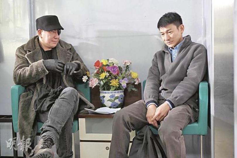 黃秋生(左)戴上眼罩配私伙長褸,被華仔(右)大讚姣得起。(微博圖片) 華仔說了什麼,逗得這位婆婆如此開心呢?(微博圖片) 黃秋生(左)戴上眼罩配私伙長褸,被華仔(右)大讚姣得起。(微博圖片) 華仔說了什麼,逗得這位婆婆如此開心呢?(微博圖片)