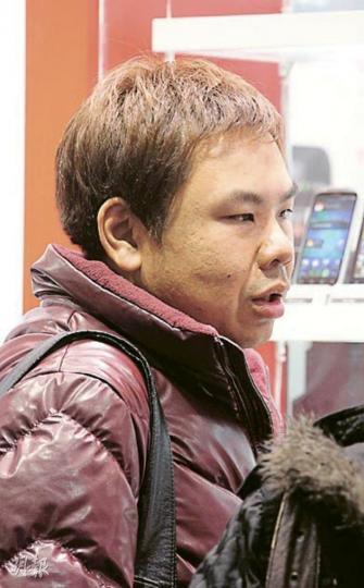 鍾先生的248元500MB數據計劃合約未到期,但昨日一收到消息即趕來提早續約,他不諱言每月用量僅400多MB,但認為「無限上網,愈多愈好」。(李澤彤攝) 鍾先生的248元500MB數據計劃合約未到期,但昨日一收到消息即趕來提早續約,他不諱言每月用量僅400多MB,但認為「無限上網,愈多愈好」。(李澤彤攝)