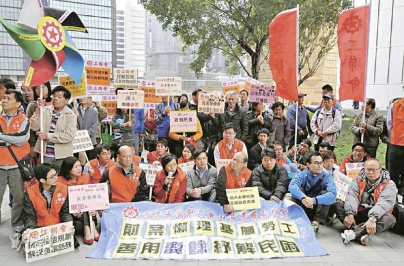 數十名工聯會成員昨在立法會外示威,要求政府善用盈餘幫助基層市民,制訂長遠規劃解決貧富懸殊。(余俊亮攝) 財政司長曾俊華(右)昨到立法會回應財政預算案的提問,面對多名議員要求政府幫助「N無人士」,他回應指經常開支已可幫助所有市民,強調預算案深思熟慮。(余俊亮攝) 數十名工聯會成員昨在立法會外示威,要求政府善用盈餘幫助基層市民,制訂長遠規劃解決貧富懸殊。(余俊亮攝) 財政司長曾俊華(右)昨到立法會回應財政預算案的提問,面對多名議員要求政府幫助「N無人士」,他回應指經常開支已可幫助所有市民,強調預算案深思熟慮。(余俊亮攝)