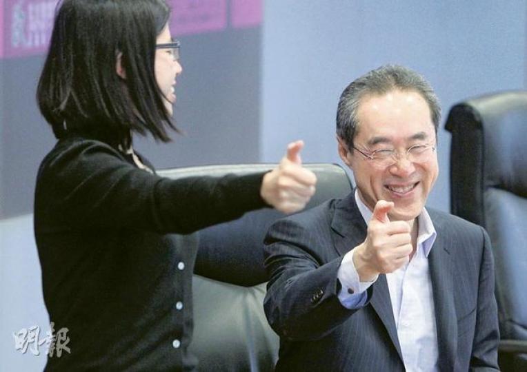 特首參選人唐英年(右)昨日出席論壇,接過聾啞人士的請願信後,以手語向對方表示「多謝」。(林振東攝) 特首參選人唐英年(右)昨日出席論壇,接過聾啞人士的請願信後,以手語向對方表示「多謝」。(林振東攝)