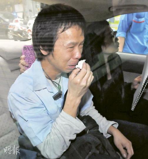 涉嫌危險駕駛導致他人死亡被捕的31歲司機,登上警車後仍然情緒激動,痛哭流淚。(林錫禮攝) 車禍後警員封鎖現場調查,肇事貨車車後地上留有大灘血漬。(林錫禮攝) 涉嫌危險駕駛導致他人死亡被捕的31歲司機,登上警車後仍然情緒激動,痛哭流淚。(林錫禮攝) 車禍後警員封鎖現場調查,肇事貨車車後地上留有大灘血漬。(林錫禮攝)