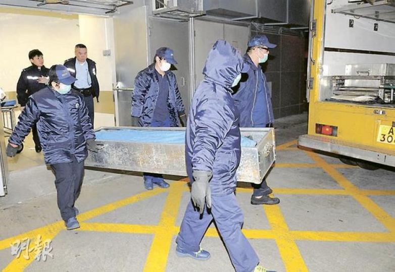 7個月大男嬰送院經搶救後不治,仵工其後將嬰兒屍體運離醫院殮房。(蔡方山攝) 7個月大男嬰送院經搶救後不治,仵工其後將嬰兒屍體運離醫院殮房。(蔡方山攝)