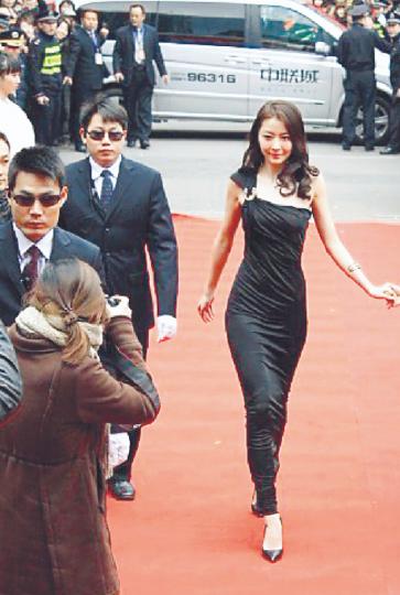 熊黛林抵冷穿上春裝行紅地氈,女人貪靚果然忍得。(微博圖片) 甄子丹為活動擔任特別嘉賓,有專人護駕,如巨星出巡。他穿上厚大褸,但依然頻嗌好凍。(微博圖片) 熊黛林抵冷穿上春裝行紅地氈,女人貪靚果然忍得。(微博圖片) 甄子丹為活動擔任特別嘉賓,有專人護駕,如巨星出巡。他穿上厚大褸,但依然頻嗌好凍。(微博圖片)