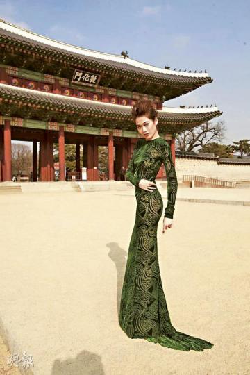 林莉在韓國的名勝展示曲線美。(微博圖片) 林莉露背拍攝,其實當時氣溫只得零下7℃。(微博圖片) 林莉在韓國的名勝展示曲線美。(微博圖片) 林莉露背拍攝,其實當時氣溫只得零下7℃。(微博圖片)