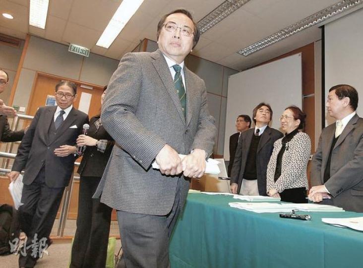 港大818檢討小組昨發表報告,點名批評校長徐立之辦事不力,作為校長應負上責任。徐立之昨回應報告時神色凝重,表示自己心情沉重,承認港大在副總理李克強訪問安排上安排不當,自己作為港大行政主管應負責,但強調事件中「沒有人做錯事,只是做得不夠好」。左一為港大校委會主席梁智鴻。(李紹昌攝) 港大學生李成康昨以事件已進入法律程序為由拒絕評論,但認為事件是港大向權貴獻媚,要求校委會懲處相關職員。(鄭穎瑩攝) (明報製圖) 港大818檢討小組昨發表報告,點名批評校長徐立之辦事不力,作為校長應負上責任。徐立之昨回應報告時神色凝重,表示自己心情沉重,承認港大在副總理李克強訪問安排上安排不當,自己作為港大行政主管應負責,但強調事件中「沒有人做錯事,只是做得不夠好」。左一為港大校委會主席梁智鴻。(李紹昌攝) 港大學生李成康昨以事件已進入法律程序為由拒絕評論,但認為事件是港大向權貴獻媚,要求校委會懲處相關職員。(鄭穎瑩攝) (明報製圖)