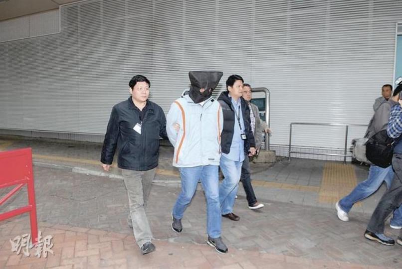 深水埗警區昨日拘捕一名假扮政府職員騙長者的騙子,並將他押返富昌邨家中調查。(伍浦鋒攝) 深水埗警區昨日拘捕一名假扮政府職員騙長者的騙子,並將他押返富昌邨家中調查。(伍浦鋒攝)