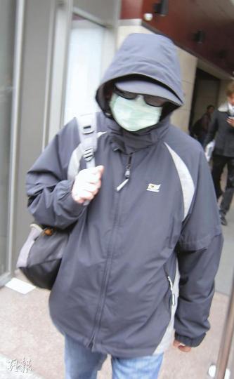 被告鍾曜隆昨「準備充足」,帶備帽子、墨鏡及口罩到庭,他在法院內等候數小時,直至友人駕車到法院外方離庭,衝上七人車離去。(林綺琪攝) (明報製圖) 被告鍾曜隆昨「準備充足」,帶備帽子、墨鏡及口罩到庭,他在法院內等候數小時,直至友人駕車到法院外方離庭,衝上七人車離去。(林綺琪攝) (明報製圖)