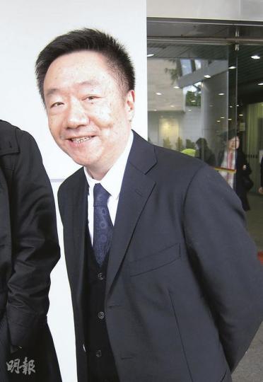 方國華昨被判無罪後,離庭時笑容滿臉,更不時放慢腳步讓記者拍照。他在登上私家車前不忘為羅力威宣傳:「佢就嚟出碟喇,大家多多支持。」(林綺琪攝) 方國華昨被判無罪後,離庭時笑容滿臉,更不時放慢腳步讓記者拍照。他在登上私家車前不忘為羅力威宣傳:「佢就嚟出碟喇,大家多多支持。」(林綺琪攝)