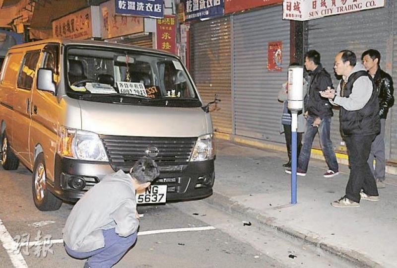 警方在石硤尾調查多輛汽車倒後鏡被毁案件。(蔡方山攝) 警方在石硤尾調查多輛汽車倒後鏡被毁案件。(蔡方山攝)