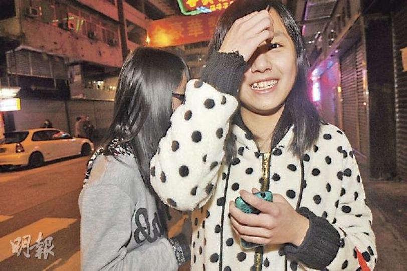 持手機的少女廖小姐(右)指案發現場砵蘭街一帶好僻靜,知道有途人遭「劫完再劫」後,她指會考慮減少出夜街,但她仍會繼續拿着手機行夜街。(衛永康攝) 持手機的少女廖小姐(右)指案發現場砵蘭街一帶好僻靜,知道有途人遭「劫完再劫」後,她指會考慮減少出夜街,但她仍會繼續拿着手機行夜街。(衛永康攝)