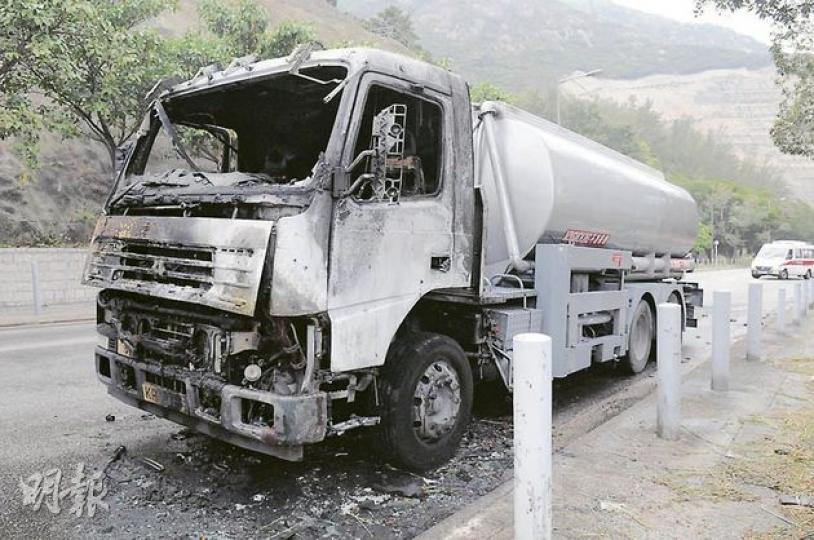油缸車因電線短路,駕駛室付諸一炬,幸無波及油缸,未釀爆炸。(蔡方山攝) 油缸車因電線短路,駕駛室付諸一炬,幸無波及油缸,未釀爆炸。(蔡方山攝)