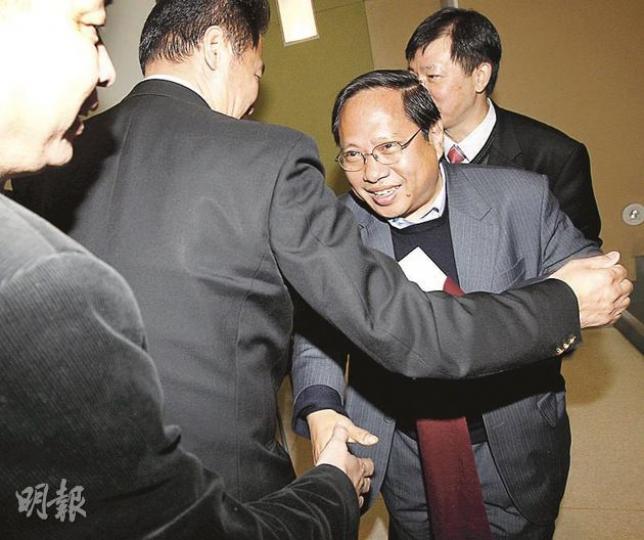 泛民特首參選人何俊仁(右二)表示,各參選人也應面對社會,公開辯論,對另一參選人唐英年至今未有全面的政綱,感到奇怪。(李紹昌攝)特首參選人梁振英表示,就邀請另一參選人唐英年同台辯論一事,已收到唐英年競選辦主席李國寶回覆,他簡單引述內容指出,唐英年會等待有政綱及成為候選人後,再商討同台辯論的方式。(李紹昌攝) 泛民特首參選人何俊仁(右二)表示,各參選人也應面對社會,公開辯論,對另一參選人唐英年至今未有全面的政綱,感到奇怪。(李紹昌攝)特首參選人梁振英表示,就邀請另一參選人唐英年同台辯論一事,已收到唐英年競選辦主席李國寶回覆,他簡單引述內容指出,唐英年會等待有政綱及成為候選人後,再商討同台辯論的方式。(李紹昌攝)