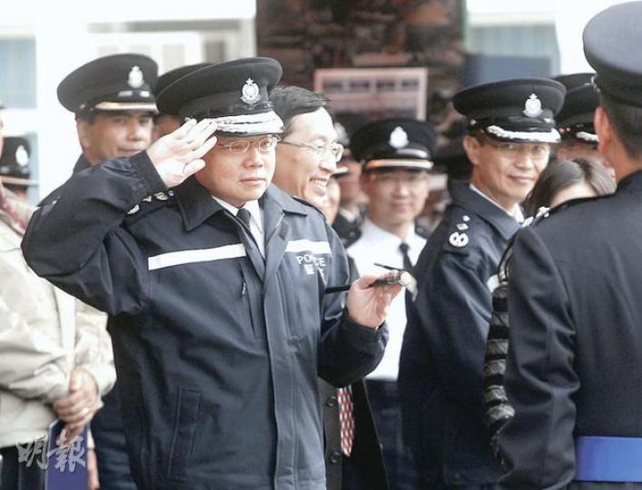 對於港大8.18檢討報告批評,警方當天把示威學生推入後樓梯是使用「不必要和不合理武力」,警務處長曾偉雄(左)昨回應稱警方當時只是按照與港大的協議履行職責「使用最低武力」,否認警方做法有錯。(李紹昌攝) 對於港大8.18檢討報告批評,警方當天把示威學生推入後樓梯是使用「不必要和不合理武力」,警務處長曾偉雄(左)昨回應稱警方當時只是按照與港大的協議履行職責「使用最低武力」,否認警方做法有錯。(李紹昌攝)