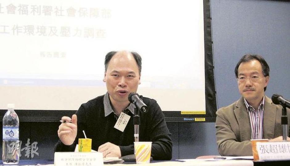 華員會社會保障助理分會主席陳振華(左)及受委託進行調查的理大社科系講師張超雄(右)指出,財政預算案大增社會保障開支,但社會保障助理的人手增幅未能追上開支加幅。(袁柏恩攝) 華員會社會保障助理分會主席陳振華(左)及受委託進行調查的理大社科系講師張超雄(右)指出,財政預算案大增社會保障開支,但社會保障助理的人手增幅未能追上開支加幅。(袁柏恩攝)