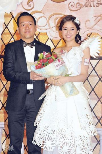 徐淑敏(右)與黃浩(左)夫妻檔出席活動獲豐厚酬勞,又可重演婚禮,一舉兩得。(攝影/記者:孫華中) 徐淑敏(右)與黃浩(左)夫妻檔出席活動獲豐厚酬勞,又可重演婚禮,一舉兩得。(攝影/記者:孫華中)