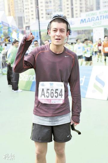 陳冠希跑畢全馬抵達終點時露出滿意笑容,想不到聽到被指跑步做慈善為洗底,立即燥火起來。(攝影:劉永銳) 賽前陳冠希做足熱身。(攝影:劉永銳) 陳冠希等候開跑期間祈禱,顯然心情緊張。(攝影:劉永銳) 陳冠希形容得到的獎牌為「Golden Eye」,並上載微博跟大家分享。(微博圖片) 陳冠希跑畢全馬抵達終點時露出滿意笑容,想不到聽到被指跑步做慈善為洗底,立即燥火起來。(攝影:劉永銳) 賽前陳冠希做足熱身。(攝影:劉永銳) 陳冠希等候開跑期間祈禱,顯然心情緊張。(攝影:劉永銳) 陳冠希形容得到的獎牌為「Golden Eye」,並上載微博跟大家分享。(微博圖片)
