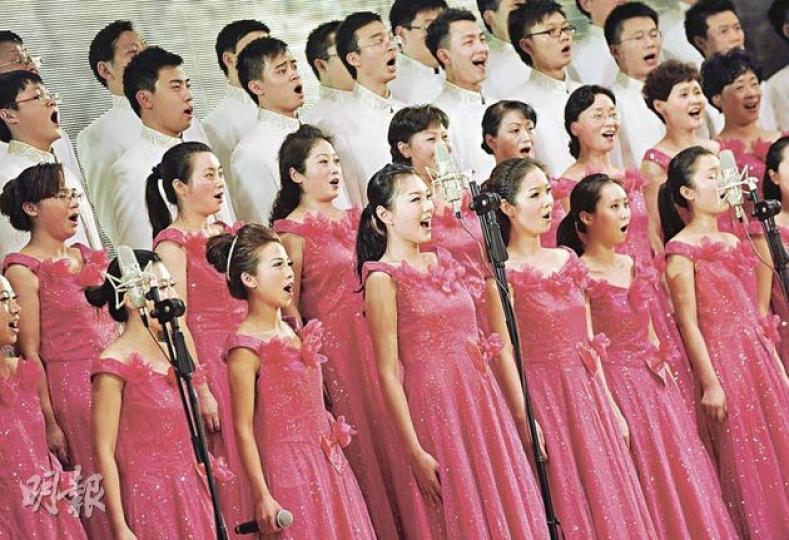 重慶500多人的表演團昨日開始在本港一連3天的「唱紅」表演。(余俊亮攝) 唱紅節目形式多樣,包括圖中的學生朗誦。(余俊亮攝) 演員昨晚手持寫有「精忠報國」的大紙扇表演。(余俊亮攝) 重慶500多人的表演團昨日開始在本港一連3天的「唱紅」表演。(余俊亮攝) 唱紅節目形式多樣,包括圖中的學生朗誦。(余俊亮攝) 演員昨晚手持寫有「精忠報國」的大紙扇表演。(余俊亮攝)
