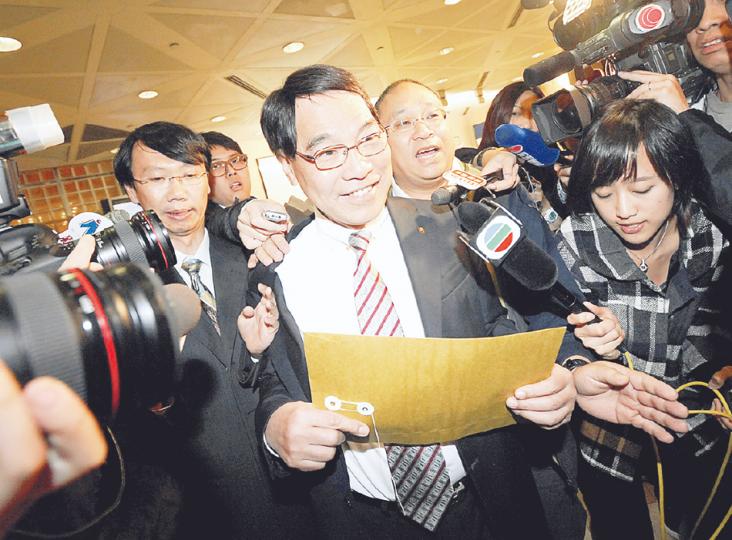 浸會大學昨日發表調查報告後,校長陳新滋等傍晚與過百名師生及校友會面並交代報告詳情,會後陳新滋(中)欲從側門離開以避開傳媒追訪,他在匆匆接過學生請願信後,在大批傳媒簇擁下穿過校內平台乘電梯離開。(何家達攝) 浸會大學校董會昨接納校內調查小組發表的民調風波調查報告,吸引大批傳媒在電梯守候。報告指無證據顯示調查被政治干預,校董會主席王英偉(中)稱,報告還了他一個清白。(何家達攝) (明報製圖) 浸會大學昨日發表調查報告後,校長陳新滋等傍晚與過百名師生及校友會面並交代報告詳情,會後陳新滋(中)欲從側門離開以避開傳媒追訪,他在匆匆接過學生請願信後,在大批傳媒簇擁下穿過校內平台乘電梯離開。(何家達攝) 浸會大學校董會昨接納校內調查小組發表的民調風波調查報告,吸引大批傳媒在電梯守候。報告指無證據顯示調查被政治干預,校董會主席王英偉(中)稱,報告還了他一個清白。(何家達攝) (明報製圖)