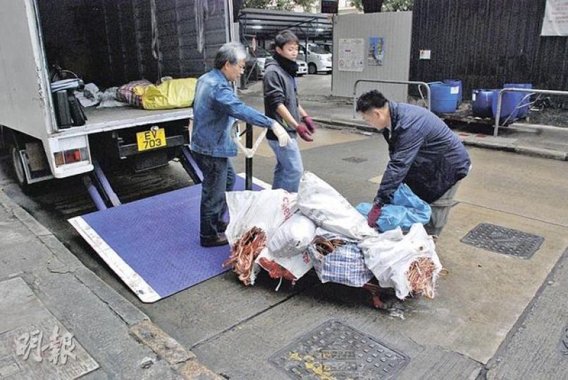 深水埗警區破獲爆竊金屬集團,拘捕兩名當物流員的賊人,並檢走銅線作證物。(雲錦鋒攝) 警方拘捕兩名涉嫌「兼職」爆竊的物流從業員,兩人被鎖上手銬、黑布蒙頭帶署。(雲錦鋒攝) 深水埗警區破獲爆竊金屬集團,拘捕兩名當物流員的賊人,並檢走銅線作證物。(雲錦鋒攝) 警方拘捕兩名涉嫌「兼職」爆竊的物流從業員,兩人被鎖上手銬、黑布蒙頭帶署。(雲錦鋒攝)