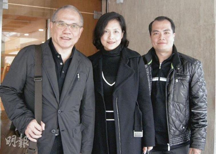 甘琨禮(左起)與女兒甘蕎因和兒子甘連宏昨到庭旁聽,父子上周到庭穿黃色和紅色衣服,昨日則同穿黑色服裝。(梁珮珊攝) 甘健成昨在妻兒陪同下到庭應訊,今日會繼續作供。(梁珮珊攝) 甘琨禮(左起)與女兒甘蕎因和兒子甘連宏昨到庭旁聽,父子上周到庭穿黃色和紅色衣服,昨日則同穿黑色服裝。(梁珮珊攝) 甘健成昨在妻兒陪同下到庭應訊,今日會繼續作供。(梁珮珊攝)