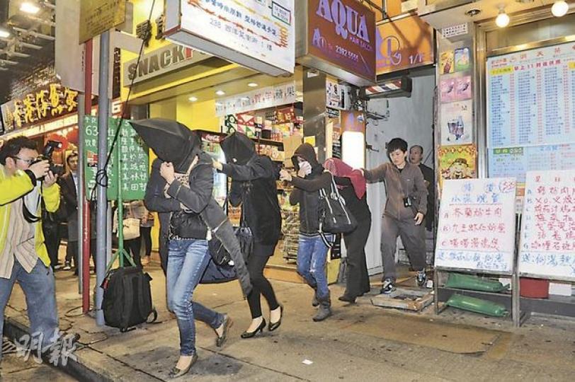 警方搗破西洋菜南街一間以SPA為名、賣淫為實的美容中心,拘捕4名女子。(衛永康攝) 警方搗破西洋菜南街一間以SPA為名、賣淫為實的美容中心,拘捕4名女子。(衛永康攝)