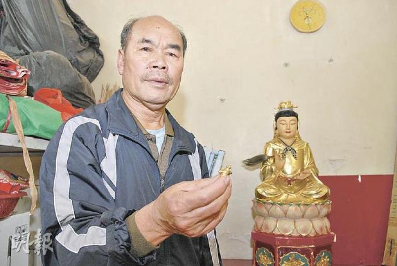 廟祝稱案中約值2萬元的「太陰娘娘」金箔佛像被人擲下山坡,導致佛像多處擦花及「髮簪」破損。(鍾炳然攝) 廟祝稱案中約值2萬元的「太陰娘娘」金箔佛像被人擲下山坡,導致佛像多處擦花及「髮簪」破損。(鍾炳然攝)
