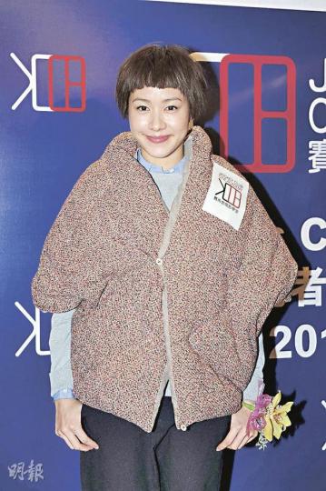 林嘉欣穿鬆身衫再加一件褸遮掩肚部,被誤會再度懷孕。(攝影﹕黃梓烜) 林嘉欣穿鬆身衫再加一件褸遮掩肚部,被誤會再度懷孕。(攝影﹕黃梓烜)