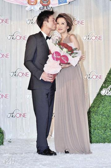 安志杰送花兼送吻,謝婷婷甜在心頭。(攝影:劉永銳) 謝婷婷只要與男友安志杰出席活動,不介意原價以情侶檔出席。(攝影:劉永銳) 安志杰送花兼送吻,謝婷婷甜在心頭。(攝影:劉永銳) 謝婷婷只要與男友安志杰出席活動,不介意原價以情侶檔出席。(攝影:劉永銳)