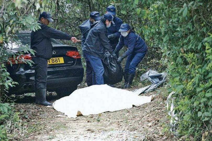 男子在車內燒炭身亡,仵工將屍體移離車廂,再舁送殮房。(黃雄攝) 男子在車內燒炭身亡,仵工將屍體移離車廂,再舁送殮房。(黃雄攝)