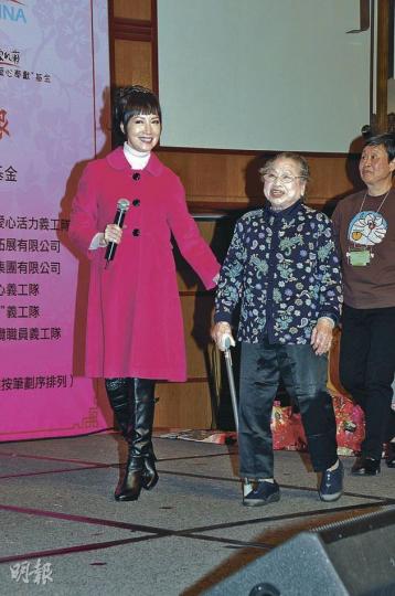 心姐細心地拖住老人家上台玩遊戲。(攝影﹕梁迺楠) 保良局主席龐盧淑燕派利市。(攝影﹕梁迺楠) 保良局總理陳細潔(左起)、劉陳小寶與胡渭康支持關懷長者心活動。(攝影﹕梁迺楠) 心姐細心地拖住老人家上台玩遊戲。(攝影﹕梁迺楠) 保良局主席龐盧淑燕派利市。(攝影﹕梁迺楠) 保良局總理陳細潔(左起)、劉陳小寶與胡渭康支持關懷長者心活動。(攝影﹕梁迺楠)