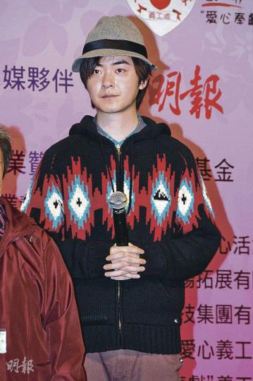 洪卓立因為外婆的離開,讓他更懂得珍惜身邊人。(攝影﹕梁迺楠) 洪卓立派利市給長者,送上祝福。(攝影﹕梁迺楠) 洪卓立因為外婆的離開,讓他更懂得珍惜身邊人。(攝影﹕梁迺楠) 洪卓立派利市給長者,送上祝福。(攝影﹕梁迺楠)