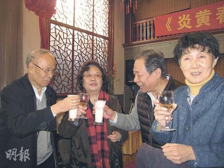 右起為與會的葉劍英小女兒葉向真、陸定一之子陸德、陶鑄之女陶斯亮,給杜導正敬酒。(明報記者攝) 右起為與會的葉劍英小女兒葉向真、陸定一之子陸德、陶鑄之女陶斯亮,給杜導正敬酒。(明報記者攝)