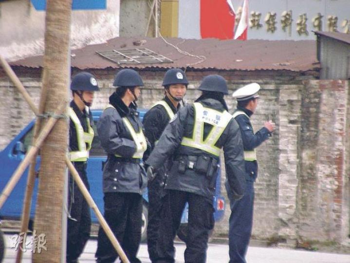廣東佛山人大獨立參選人李碧雲被控「破壞選舉」案昨日開庭,數十支持者到場聲援,當局在法院外部署大批公安戒備。(明報記者攝) 李碧雲的支持者在法院外等候安檢進入法庭旁聽。(明報記者攝) 維權律師王全平指法院的告示未審就判李碧雲犯破壞選舉罪。(明報記者攝) 廣東佛山人大獨立參選人李碧雲被控「破壞選舉」案昨日開庭,數十支持者到場聲援,當局在法院外部署大批公安戒備。(明報記者攝) 李碧雲的支持者在法院外等候安檢進入法庭旁聽。(明報記者攝) 維權律師王全平指法院的告示未審就判李碧雲犯破壞選舉罪。(明報記者攝)