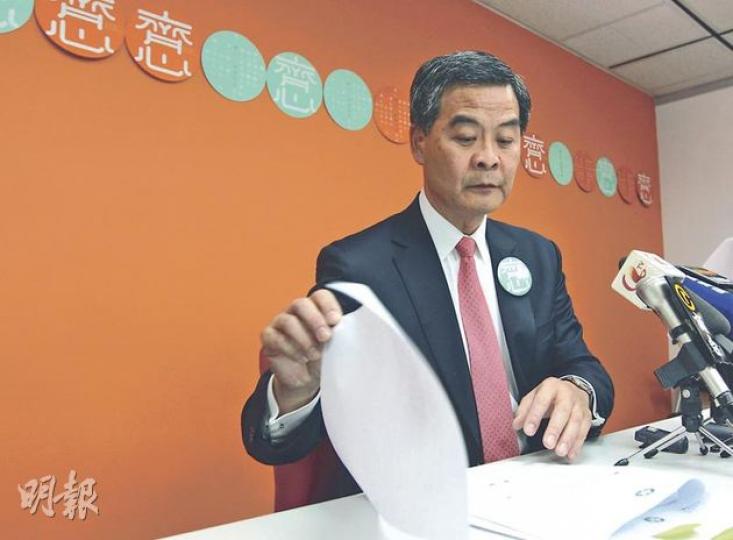 特首參選人梁振英昨晚深夜10時45分召開記者會,澄清有關他於2001年西九龍填海區概念規劃比賽中漏報利益一事,強調自己在事件中不涉利益。 (李澤彤攝) 面對偷步買酒質疑,特首參選人唐英年(右二)出席外交部駐港特派員公署新春酒會時狀甚輕鬆,他其後回應,每年均購買大量新酒,當年宣布的預算案是減稅而非加稅,並無利益衝突。(郭慶輝攝) 特首參選人梁振英昨晚深夜10時45分召開記者會,澄清有關他於2001年西九龍填海區概念規劃比賽中漏報利益一事,強調自己在事件中不涉利益。 (李澤彤攝) 面對偷步買酒質疑,特首參選人唐英年(右二)出席外交部駐港特派員公署新春酒會時狀甚輕鬆,他其後回應,每年均購買大量新酒,當年宣布的預算案是減稅而非加稅,並無利益衝突。(郭慶輝攝)