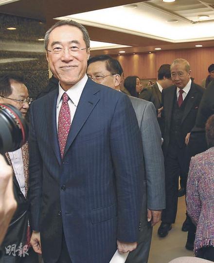 特首參選人唐英年(前)昨日出席中華出入口商會座談會, 其競選辦主席李國寶(右,紅呔者)寧與唐同行也缺席立法會大會。(林振東攝) 特首參選人唐英年(前)昨日出席中華出入口商會座談會, 其競選辦主席李國寶(右,紅呔者)寧與唐同行也缺席立法會大會。(林振東攝)
