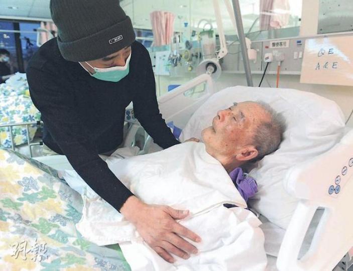在病榻上的唐伯(右)因患嚴重腦退化,目前只剩下聽覺和觸覺,聽到失散20載的兒子唐務嘉(左)回到身邊,呼吸立即變得急促。兒子說,感覺到爸爸知道他回到身邊。(劉焌陶攝) 在病榻上的唐伯(右)因患嚴重腦退化,目前只剩下聽覺和觸覺,聽到失散20載的兒子唐務嘉(左)回到身邊,呼吸立即變得急促。兒子說,感覺到爸爸知道他回到身邊。(劉焌陶攝)