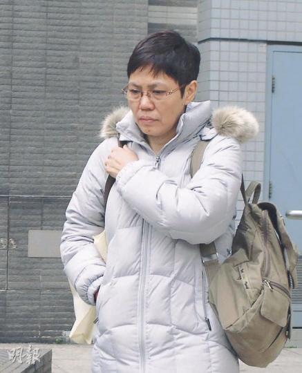 本來任職保安員的陳麗有傾家蕩產借錢給上司,以為升職在望,詎料最終工作和錢財盡失,更被控行賄。(阮穎嘉攝) 本來任職保安員的陳麗有傾家蕩產借錢給上司,以為升職在望,詎料最終工作和錢財盡失,更被控行賄。(阮穎嘉攝)