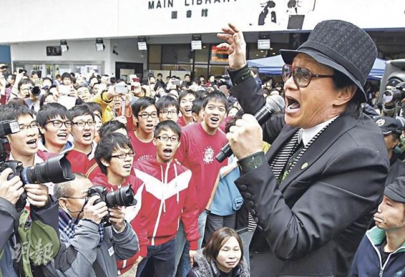 「歌神」許冠傑(右)重返港大舉行音樂會,大受師生歡迎。他又特意獻唱《浪子心聲》,盼為母校送上正能量,共渡低潮。(李紹昌攝) 「8.18」事件主角、港大校長徐立之(左)昨日出席音樂會,向許冠傑致送港大百年校史書籍作為紀念。許冠傑與徐立之握手致謝,並用手拍拍徐的膊頭以作打氣。(李紹昌攝) 「歌神」許冠傑(右)重返港大舉行音樂會,大受師生歡迎。他又特意獻唱《浪子心聲》,盼為母校送上正能量,共渡低潮。(李紹昌攝) 「8.18」事件主角、港大校長徐立之(左)昨日出席音樂會,向許冠傑致送港大百年校史書籍作為紀念。許冠傑與徐立之握手致謝,並用手拍拍徐的膊頭以作打氣。(李紹昌攝)