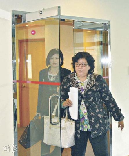 醫生倫韻妮(前)因未能在X光片中察覺病人右上肺葉一個1.5厘米直徑腫瘤,致延誤病人治療,被控專業失當。(林振東攝) 醫生倫韻妮(前)因未能在X光片中察覺病人右上肺葉一個1.5厘米直徑腫瘤,致延誤病人治療,被控專業失當。(林振東攝)