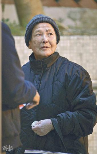 81歲的楊婆婆認為長者屋提供平安鐘、到戶護理、社工等服務令生活更方便,但認為部分服務收費太高。(李澤彤攝) 81歲的楊婆婆認為長者屋提供平安鐘、到戶護理、社工等服務令生活更方便,但認為部分服務收費太高。(李澤彤攝)