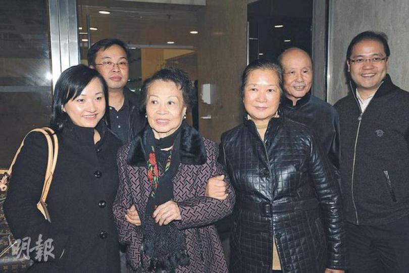 甘氏兄弟母親麥少珍(左三)今將出庭作供,圖為甘健成(右二)一家人,包括其妻子梁瑞群(右三)、長子甘崇軒(左二)、次子甘崇轅(右一)及其妻(左一)。(劉焌陶攝) 甘氏兄弟母親麥少珍(左三)今將出庭作供,圖為甘健成(右二)一家人,包括其妻子梁瑞群(右三)、長子甘崇軒(左二)、次子甘崇轅(右一)及其妻(左一)。(劉焌陶攝)