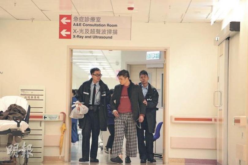 涉嫌飈車10公里逃避追捕的男子(紅衣者),被警拘捕後報稱受暴力對待,送院治理。(林錫禮攝) (明報製圖) 涉嫌飈車10公里逃避追捕的男子(紅衣者),被警拘捕後報稱受暴力對待,送院治理。(林錫禮攝) (明報製圖)