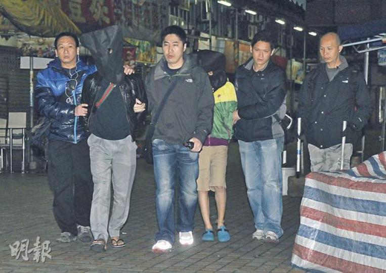警方昨日在鰂魚涌拘捕兩名各藏半米長「鐵通」的青年。(蔡方山攝) 警方昨日在鰂魚涌拘捕兩名各藏半米長「鐵通」的青年。(蔡方山攝)